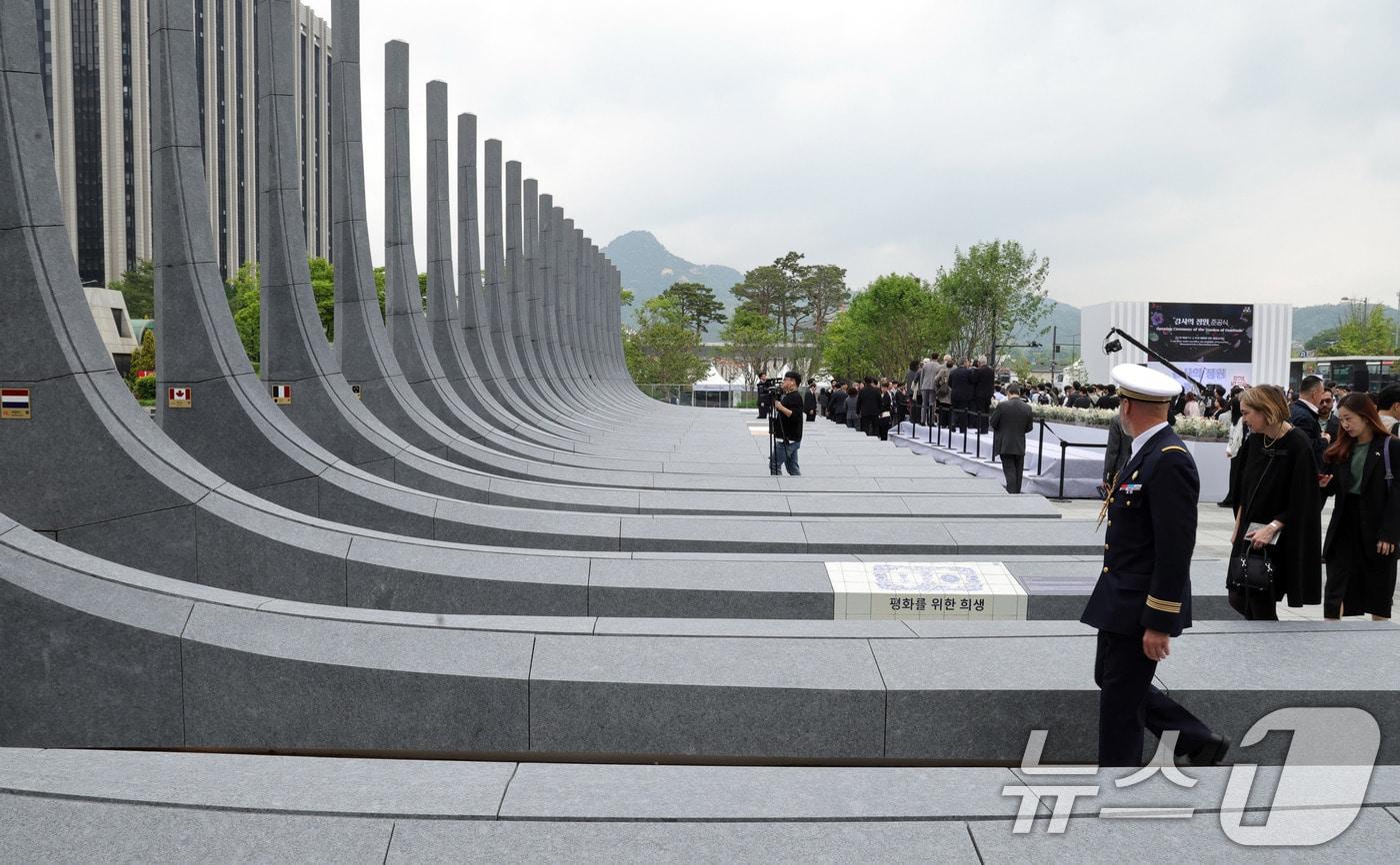 본문 이미지 - 12일 서울 광화문광장에서 열린 '감사의 정원' 준공식 후 참석자들이 22개국 6.25참전 국가를 상징하는 조형물을 살펴보고 있다. (공동취재) 2026.5.12 ⓒ 뉴스1 임세영 기자