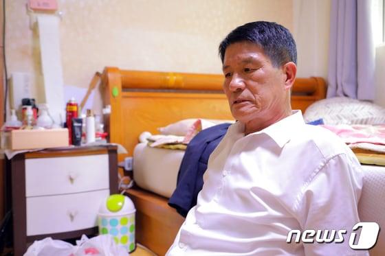 본문 이미지 - 5·18 피해자 김태수 씨가 <뉴스1>과 인터뷰를 진행하고 있다. 그는 80년 5월 부상자를 후송한 뒤 광주교도소 앞에 잠시 정차했다가 간첩으로 몰려 고문을 받았다. 뉴스1DB
