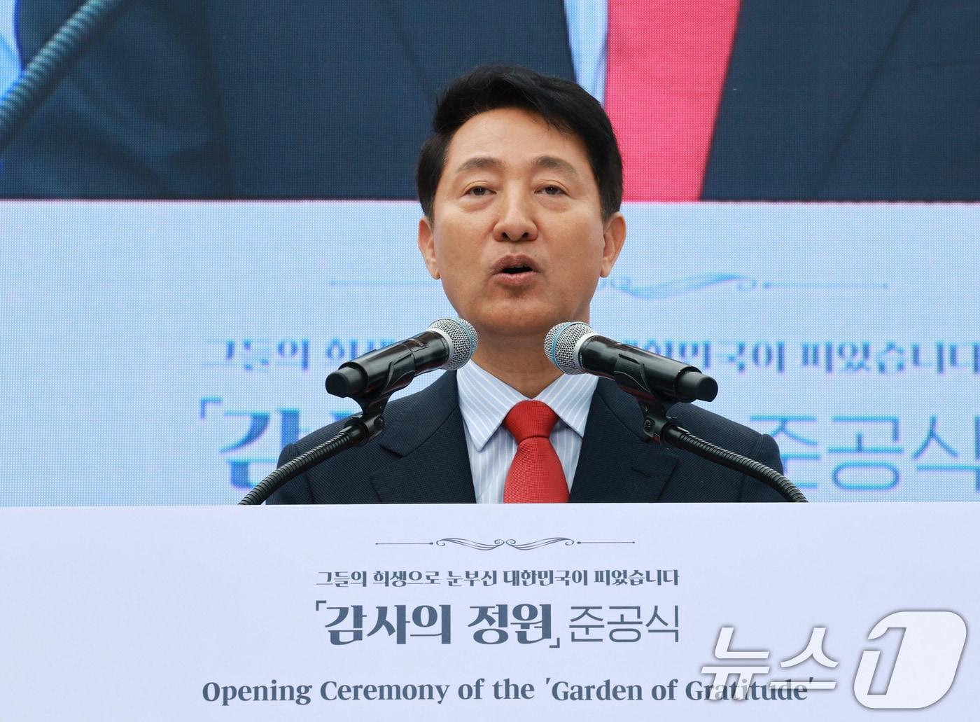 본문 이미지 - 오세훈 국민의힘 서울시장 후보가 12일 서울 종로구 광화문광장에서 열린 '감사의 정원' 준공식에서 축사를 하고 있다. 2026.5.12 ⓒ 뉴스1 임세영 기자