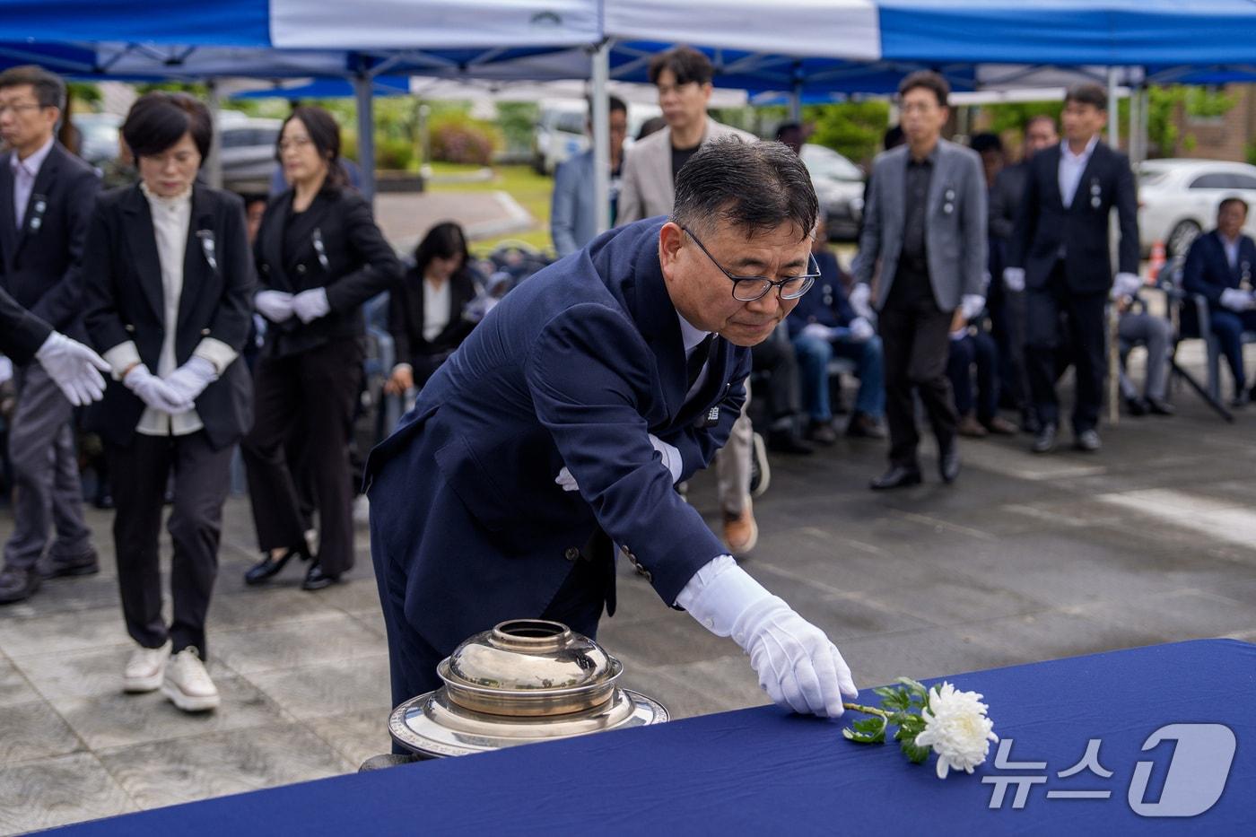 본문 이미지 - 12일 열린 증평군 고 연제근 상사 추모식에서 김두환 부군수가 헌화하고 있다.(증평군 제공. 재판매 및 DB금지)/뉴스1