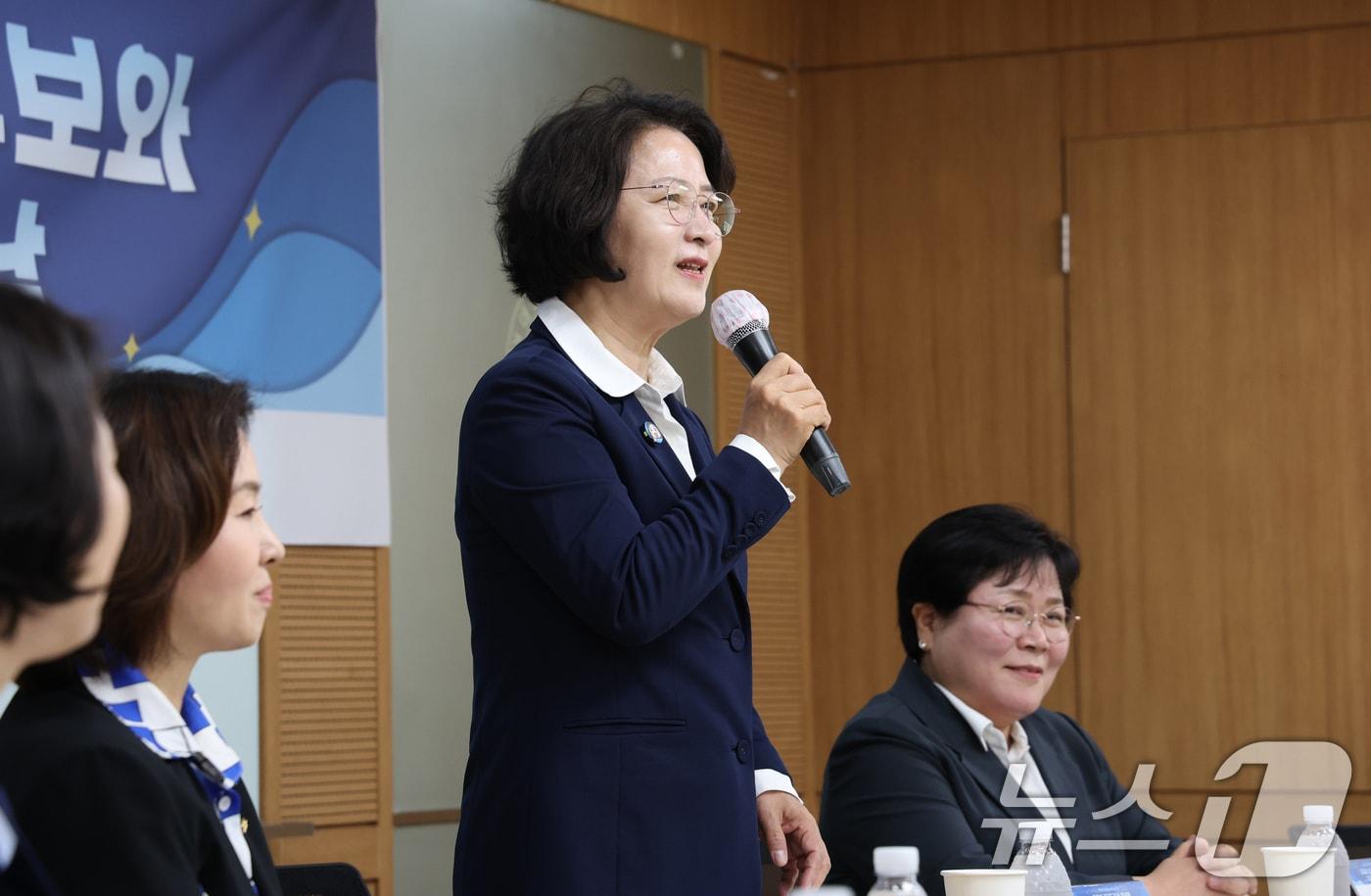 본문 이미지 - 12일 수원시 팔달구 경기도간호사회에서 열린 국제간호사의 날 기념 간담회에서 모두발언을 하고 있는 더불어민주당 추미애 경기도지사 후보. 2026.5.12 ⓒ 뉴스1 김영운 기자