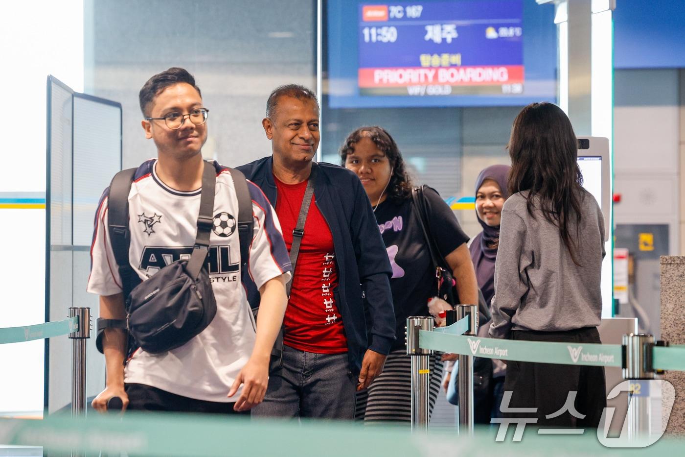 본문 이미지 - 제주에서 출발해 인천국제공항 1터미널에 도착한 외국인 관광객들이 이동하고 있다. 2026.5.12 ⓒ 뉴스1 안은나 기자