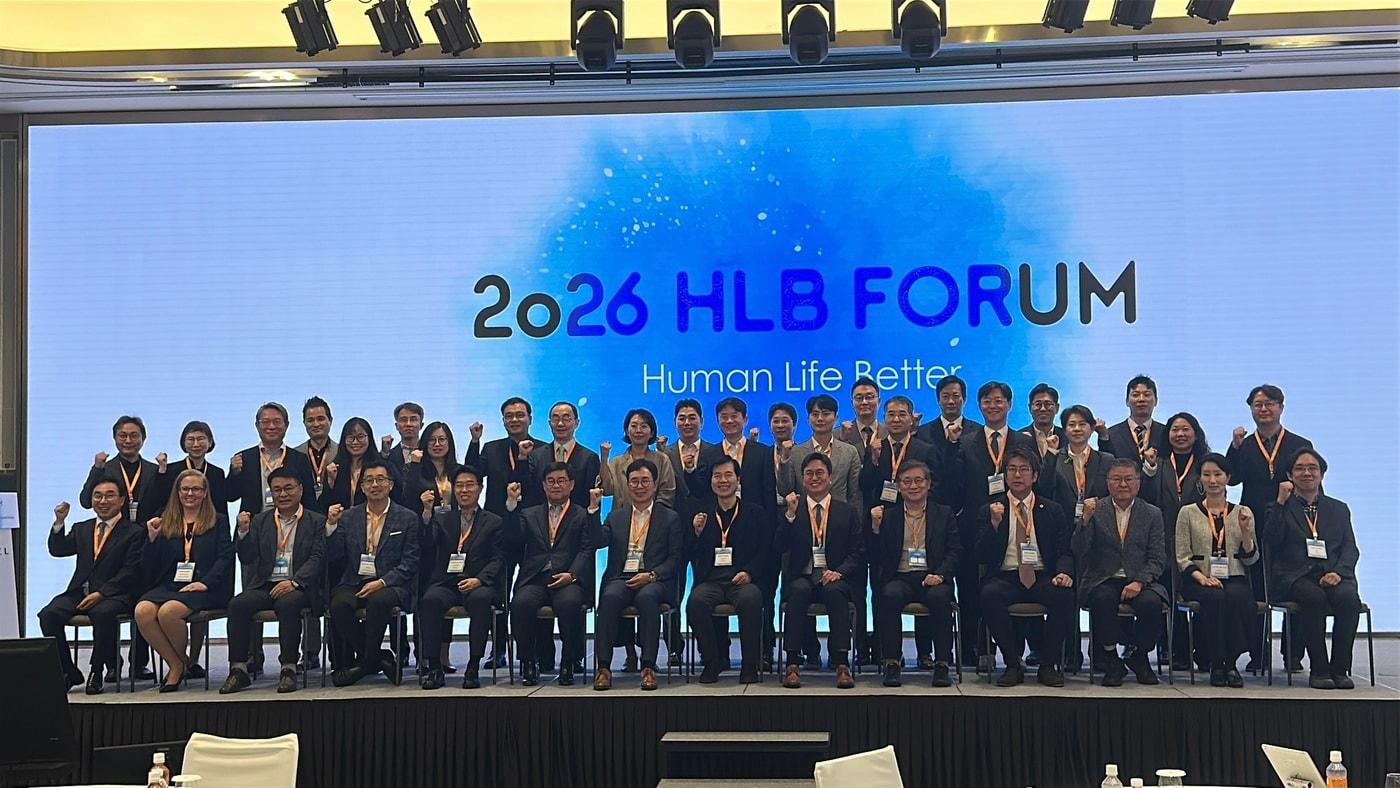본문 이미지 - 12일 서울 송파구 소피텔 앰배서더 서울에서 열린 '2026 HLB 포럼' 참석자들이 기념촬영을 하고 있다. (HLB그룹 제공)