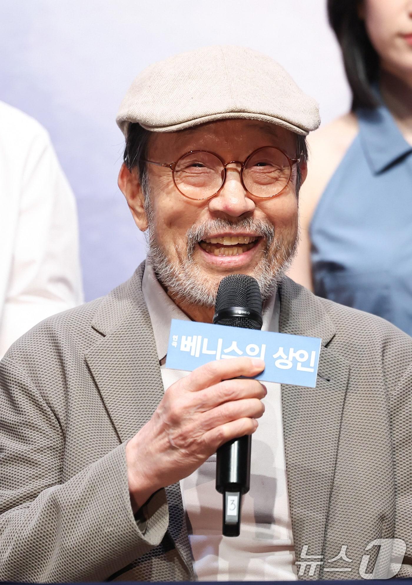 본문 이미지 - 배우 신구가 12일 오후 서울 종로구 NOL서경스퀘어에서 열린 연극 '베니스의 상인' 기자간담회에 참석해 인사말을 하고 있다. 셰익스피어의 대표 희극을 바탕으로 법과 자비·복수와 선택의 충돌을 그린 이번 작품은 고전의 구조를 유지하면서 인물 간의 감정과 대립을 끌어올리는 방식으로 재구성됐다. 2026.5.12 ⓒ 뉴스1 임지훈 인턴기자