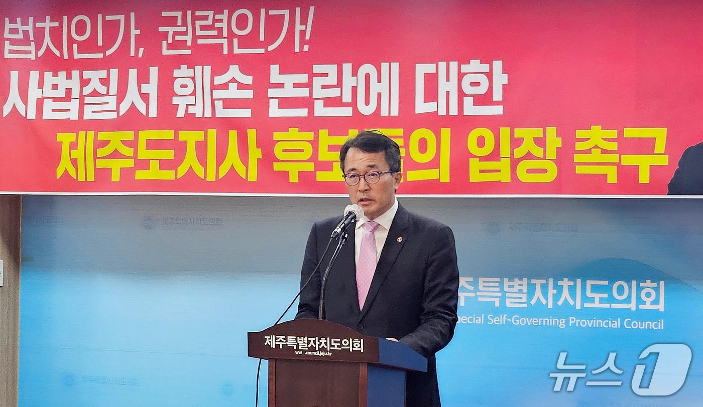 본문 이미지 - 문성유 국민의힘 제주도지사 후보가 12일 오후 제주도의회 도민카페에서 기자회견을 하고 있다.2026.5.12./뉴스1
