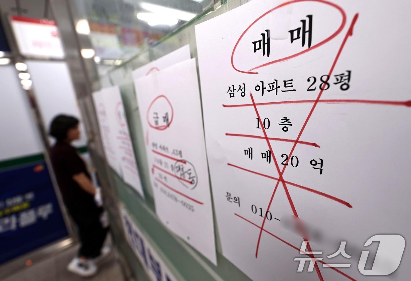 본문 이미지 - 12일 서울 시내의 한 부동산 중계업소에 매물 시세표가 붙어 있다. ⓒ 뉴스1 구윤성 기자