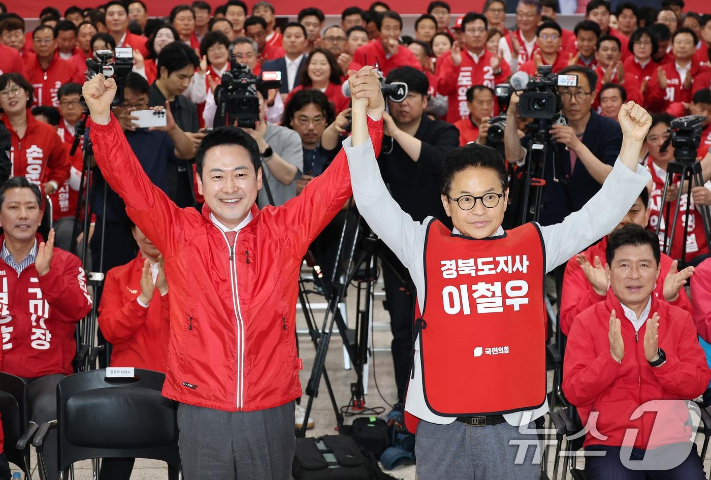 본문 이미지 - 장동혁 국민의힘 대표와 이철우 경북도지사 후보가 12일 오후 대구 수성구 국민의힘 당사에서 열린 경북도당 선거대책위원회 발대식에서 함께 손을 들고 지방선거 필승을 다짐하고 있다. 2026.5.12 ⓒ 뉴스1 공정식 기자