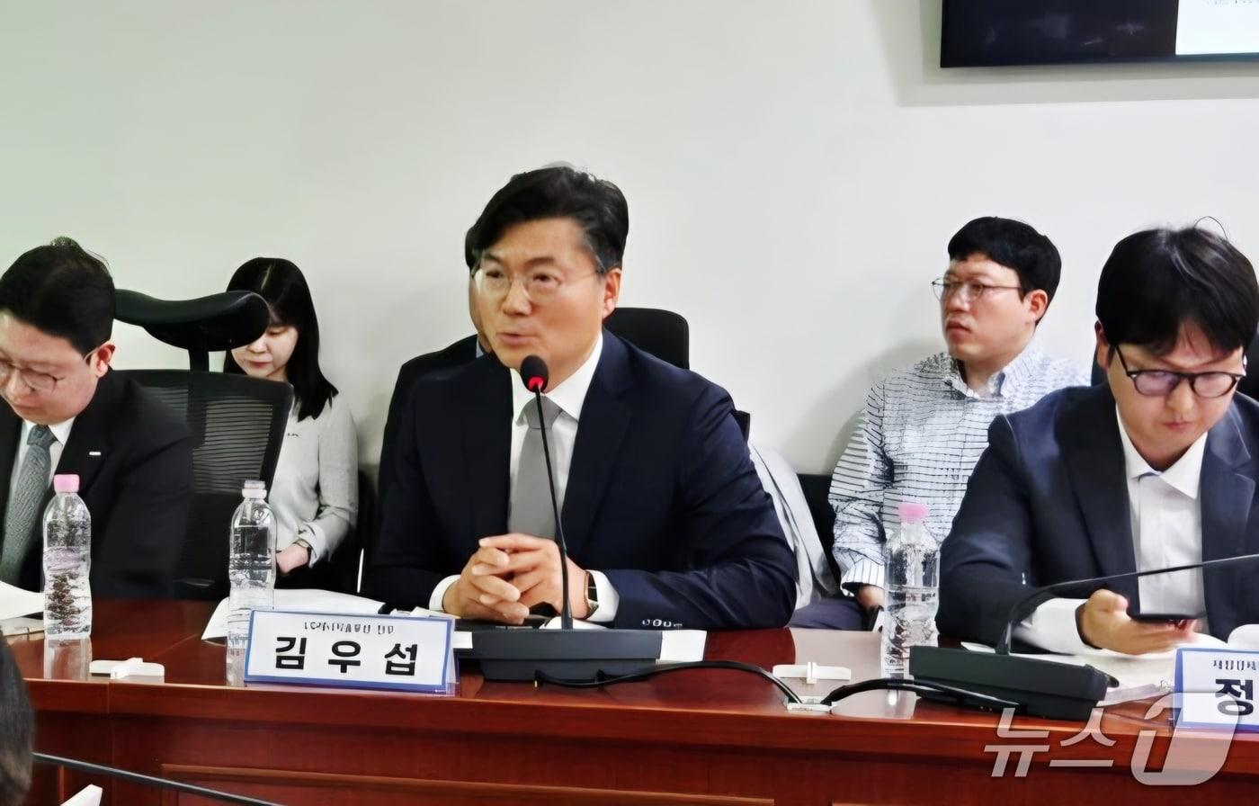 본문 이미지 -  12일 국회에서 열린 '전략산업의 경쟁력 강화를 위한 국내생산촉진세제 국회 토론회'에서 김우섭 LG에너지솔루션 전무가 발언을 하고 있다. 2026.05.12 