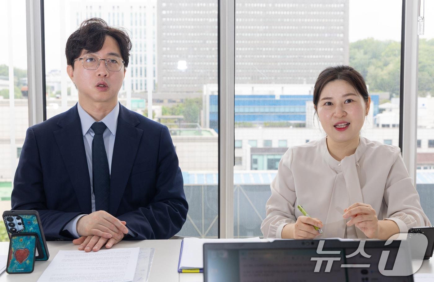 본문 이미지 - 법무법인 새별의 안성열 대표변호사(왼쪽)와 윤민선 파트너 변호사가 지난달 12일 서울 서초구에 있는 새별 사무실에서 뉴스1과 인터뷰를 하고 있다. 2026.5.12 ⓒ 뉴스1 최지환 기자