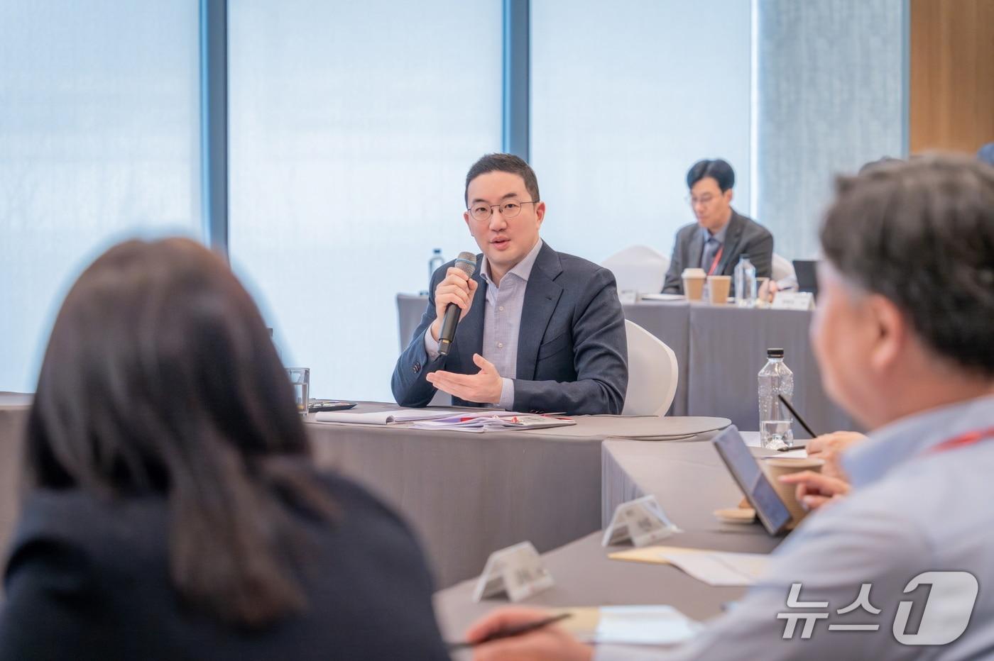 본문 이미지 - 지난 3월 서울 중구 남산리더십센터에서 열린 사장단 회의에 참석한 구광모 ㈜LG 대표가 사장단에게 속도감 있는 AX 추진을 당부하고 있다. (사진제공 = LG) 