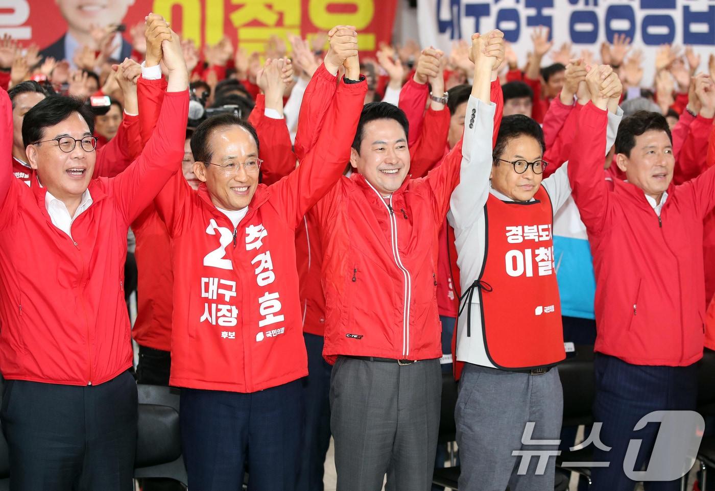 본문 이미지 - 12일 오후 대구 수성구 국민의힘 당사에서 열린 경북도당 선거대책위원회 발대식에서 장동혁 국민의힘 대표가 이철우 경북도지사 후보와 추경호 대구시장 후보가 함께 손을 들고 필승을 다짐하고 있다. 2026.5.12 ⓒ 뉴스1 공정식 기자