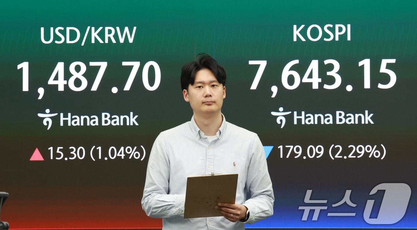 본문 이미지 - 12일 오후 서울 중구 하나은행 본점 딜링룸 전광판에 코스피 지수 등 종가가 표시되고 있다.  2026.5.12 ⓒ 뉴스1 임세영 기자