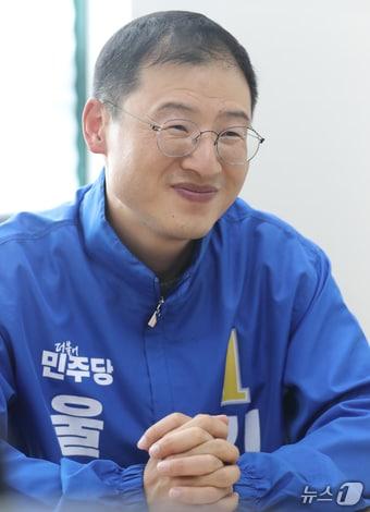 본문 이미지 - 김상욱 더불어민주당 울산시장 후보가 12일 울산시 남구 김 후보 선거사무소에서 뉴스1과 인터뷰를 하고 있다. 2026.5.12 ⓒ 뉴스1 조민주 기자