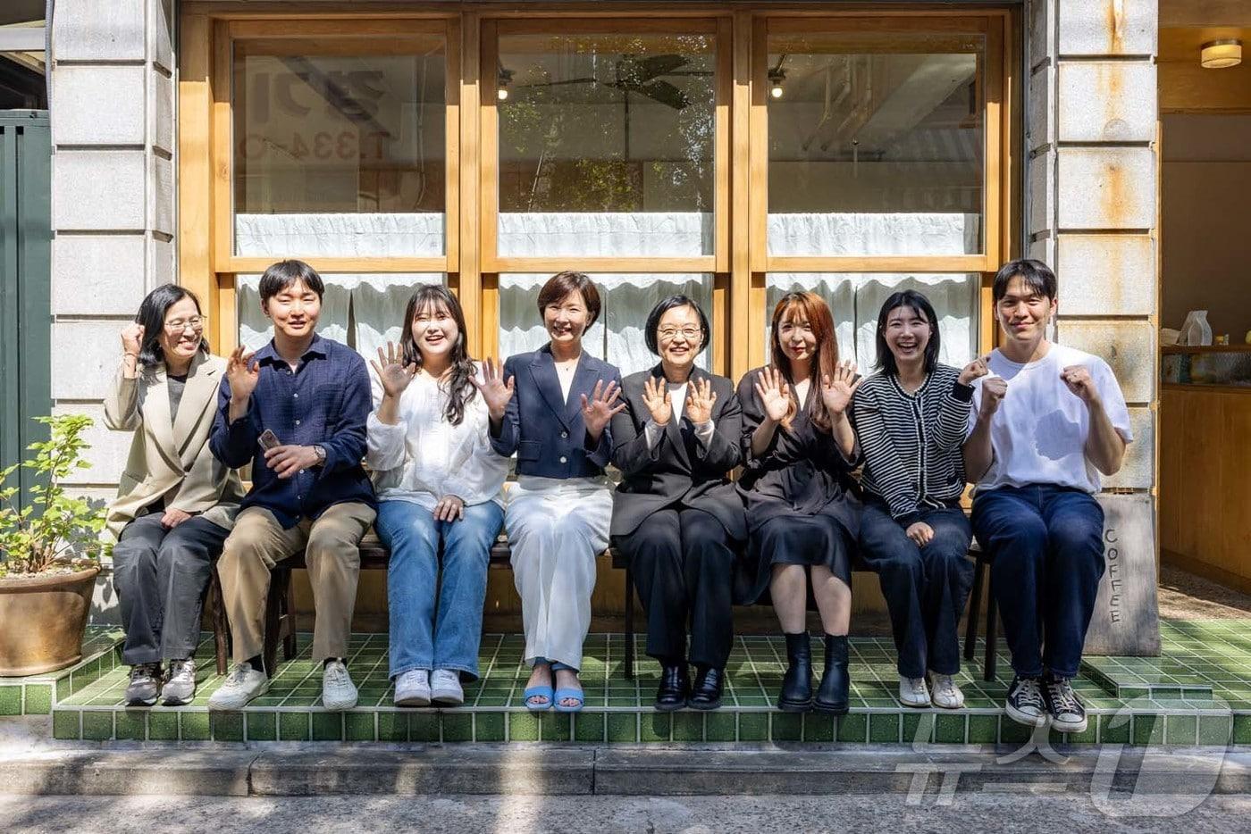 본문 이미지 - 한성숙 중소벤처기업부 장관이 12일 서울 마포구 에프이에이티에서 열린 여성·청년 소상공인 출산·육아 관련 간담회에서 참석자들과 기념 촬영을 하고 있다. (중소벤처기업부 제공. 재판매 및 DB 금지) 2026.5.12 ⓒ 뉴스1
