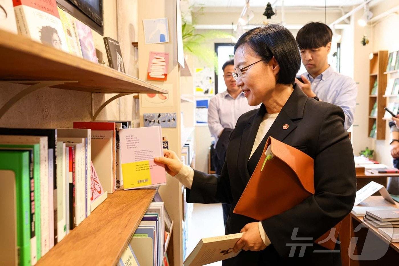 본문 이미지 - 한성숙 중소벤처기업부 장관이 12일 서울 마포구의 여성·청년 소상공인이 운영하는 '무슨서점' 내부를 둘러보고 있다. (중소벤처기업부 제공. 재판매 및 DB 금지) 2026.5.12 ⓒ 뉴스1