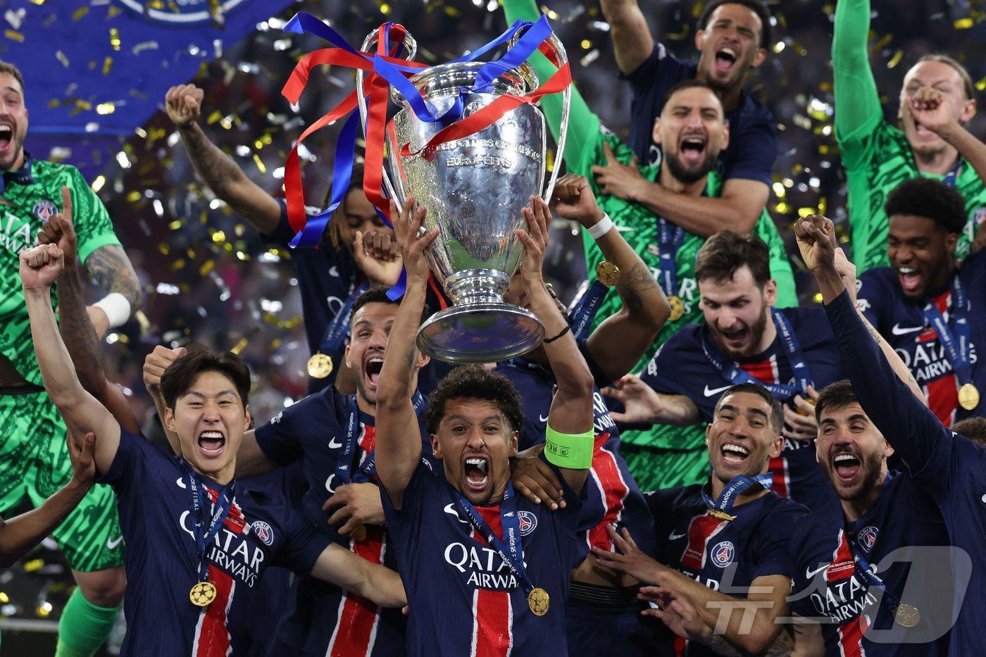 본문 이미지 - 지난 시즌 UCL 우승 후 기뻐하는 이강인(왼쪽)ⓒ AFP=뉴스1