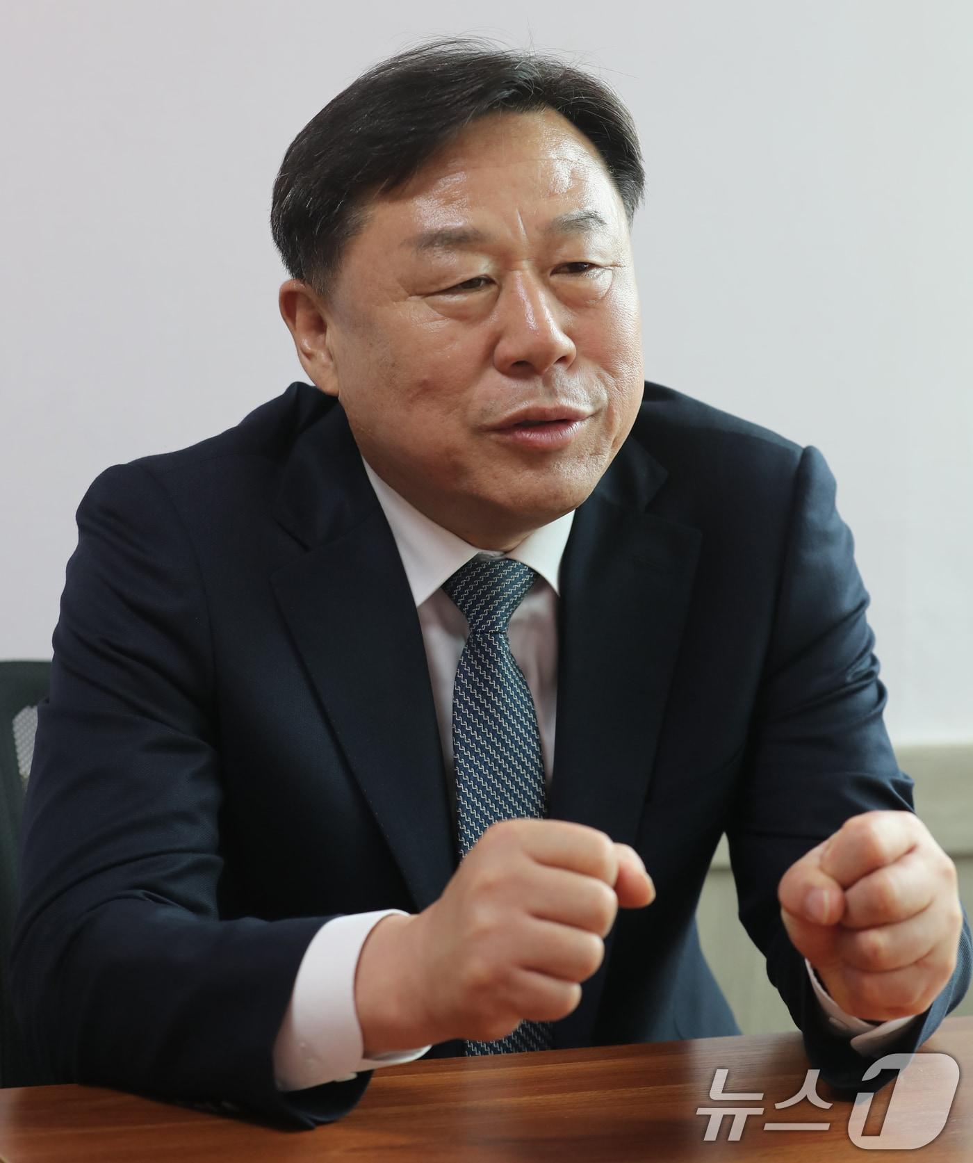 본문 이미지 - 김종훈 진보당 울산시장 후보가 울산시 남구 김 후보 선거사무소에서 뉴스1과 인터뷰를 하고 있다. ⓒ 뉴스1 조민주 기자