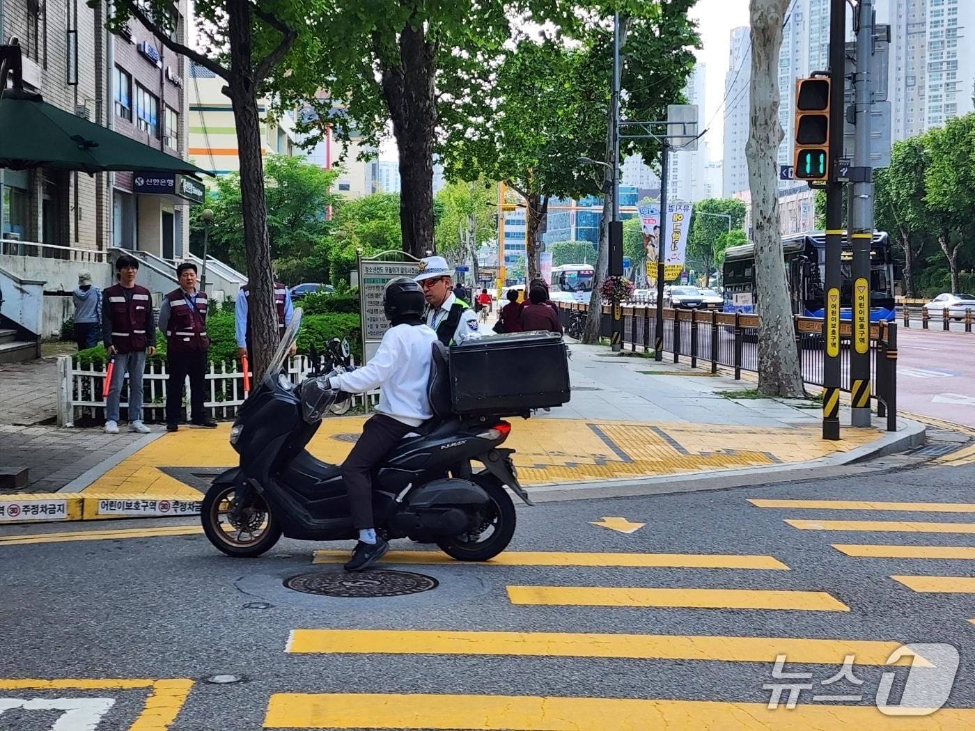 본문 이미지 - 수서경찰서가 강남구 대곡초 인근 미도아파트 삼거리 스쿨존에서 하굣길 교통법규 위반 집중단속을 진행했다. 2026.5.12. ⓒ 뉴스1 권진영 기자