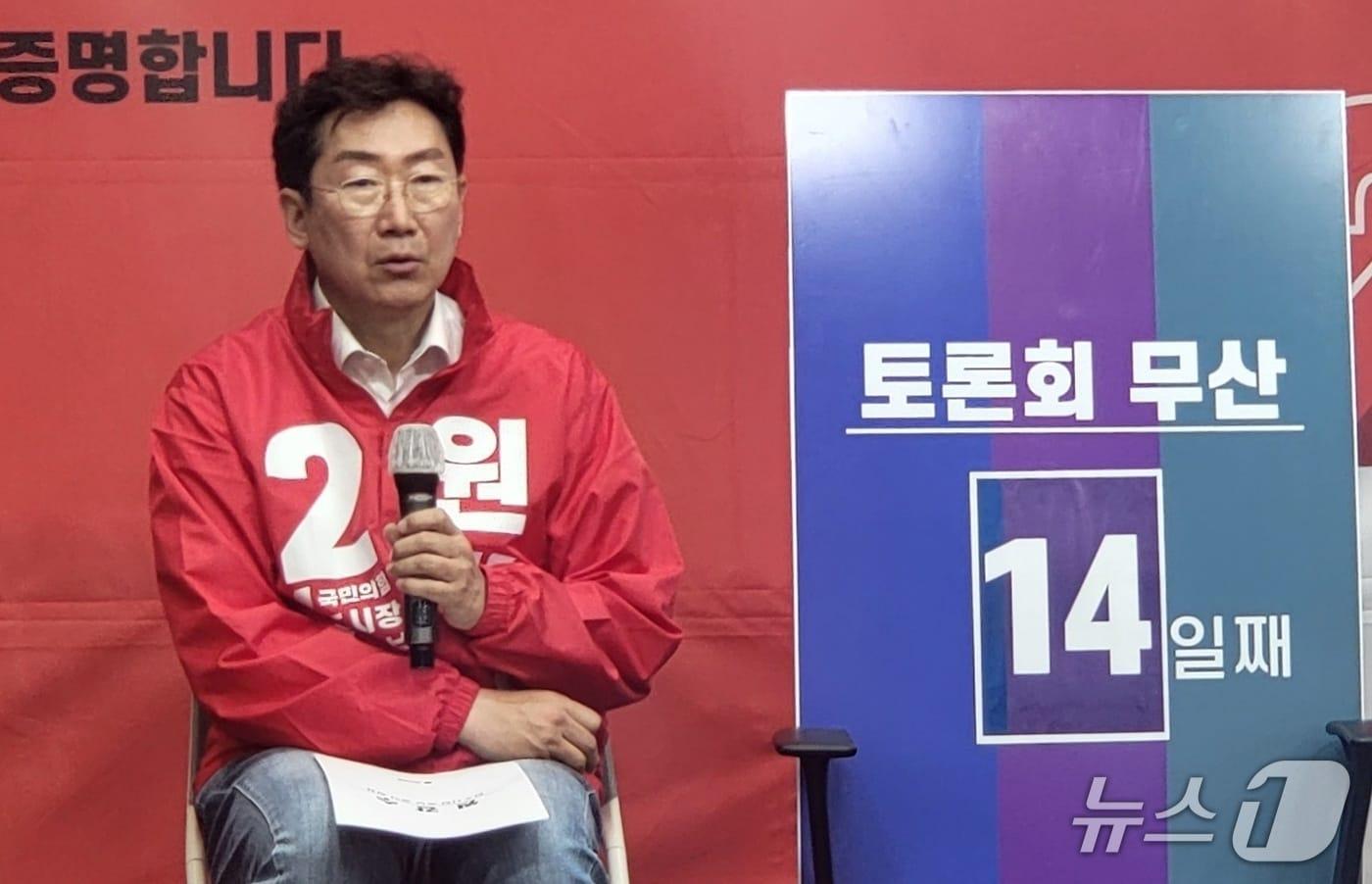 본문 이미지 - 원강수 국민의힘 민선 9기 강원 원주시장 후보가 12일 원주시청에서 회견을 열고, 장애인 정책 로드맵을 발표하고 있다. 2026.5.12/뉴스1 신관호 기자