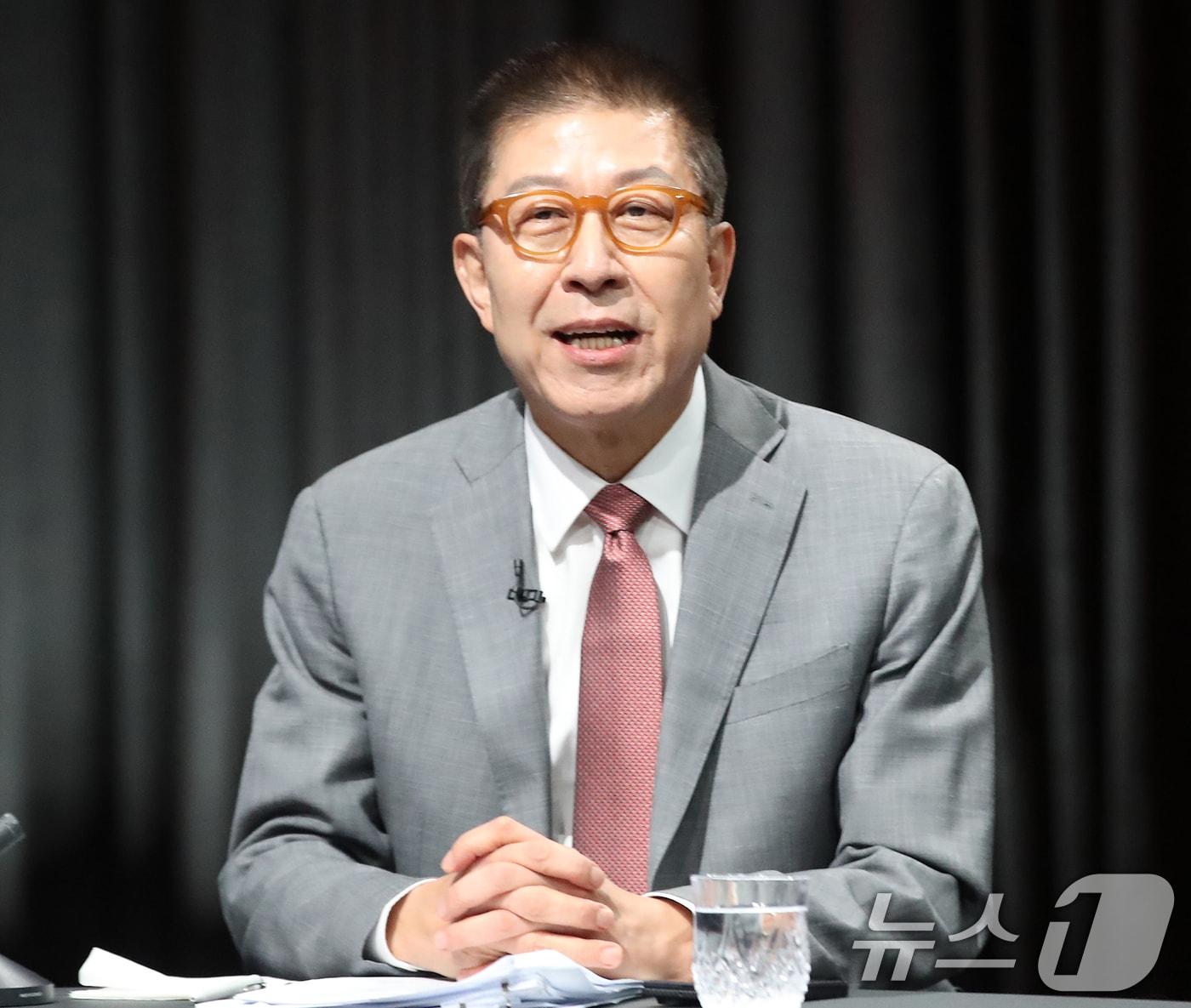 본문 이미지 - 박형준 국민의힘 부산시장 후보가 12일 오후 부산 동구 부산MBC에서 열린 6·3 지방선거 부산시장 후보자 토론회에 앞서 리허설을 하고 있다. 2026.5.12 ⓒ 뉴스1 윤일지 기자