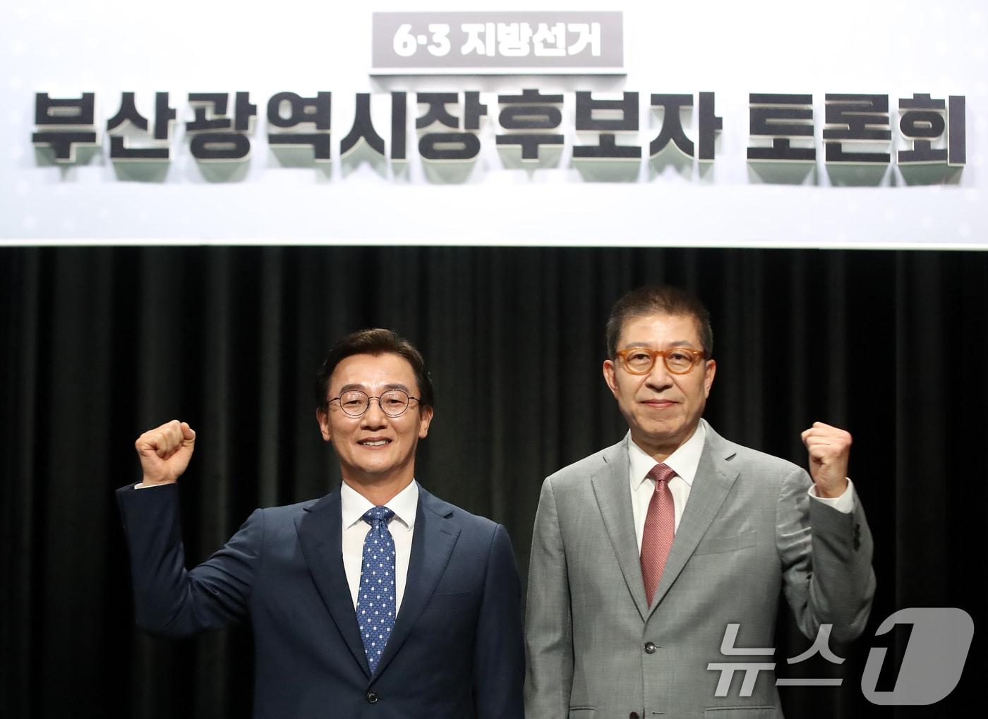 본문 이미지 - 전재수 더불어민주당 부산시장 후보와 박형준 국민의힘 부산시장 후보가 12일 오후 부산 동구 부산MBC에서 열린 6·3 지방선거 부산시장 후보자 토론회에 앞서 기념촬영을 하고 있다. 2026.5.12 ⓒ 뉴스1 윤일지 기자