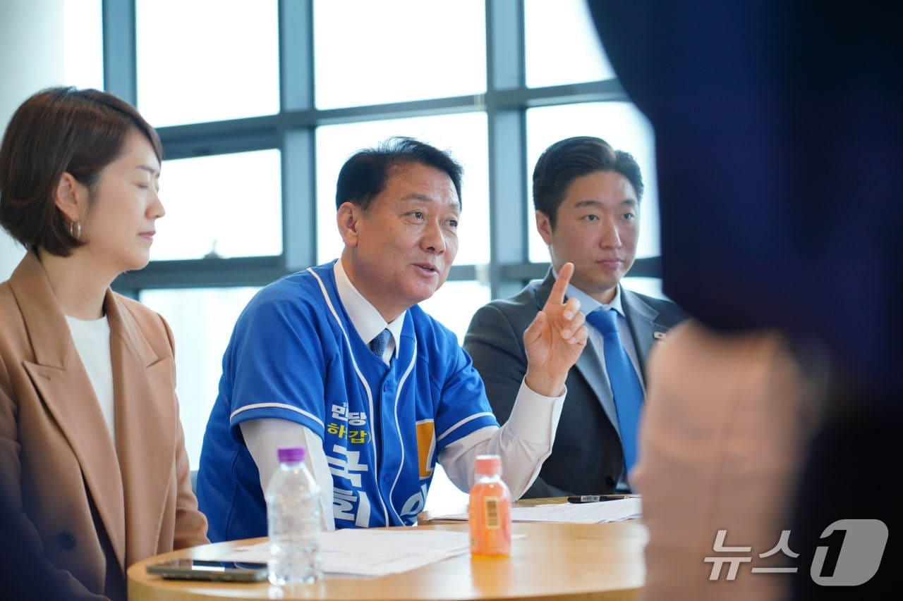 본문 이미지 - 이광재 더불어민주당 경기 하남갑 국회의원 보궐선거 후보가 12일 감일신도시 학부모들과 간담회를 하고 있다.(이광재 캠프 제공. 재판매 및 DB 금지)/뉴스1