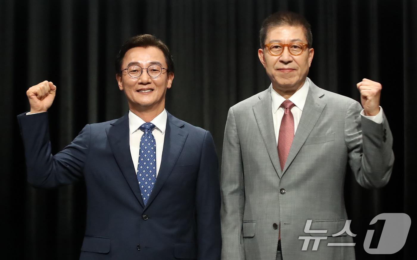 본문 이미지 - 전재수 더불어민주당 부산시장 후보와 박형준 국민의힘 부산시장 후보가 12일 오후 부산 동구 부산MBC에서 열린 6·3 지방선거 부산시장 후보자 토론회에 앞서 기념촬영을 하고 있다. 2026.5.12 ⓒ 뉴스1 윤일지 기자