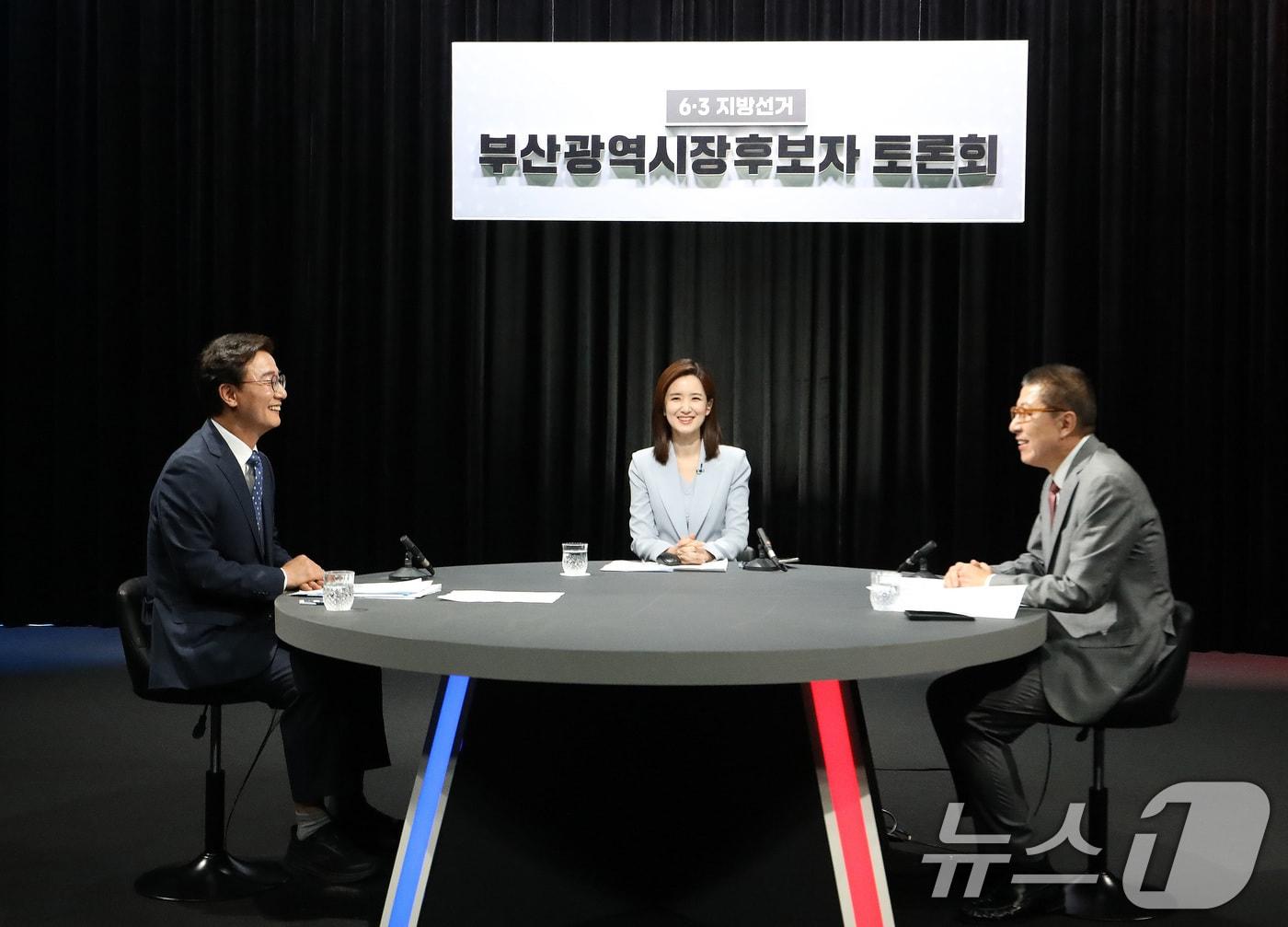 본문 이미지 - 전재수 더불어민주당 부산시장 후보와 박형준 국민의힘 부산시장 후보가 12일 오후 부산 동구 부산MBC에서 열린 6·3 지방선거 부산시장 후보자 토론회에 앞서 리허설을 하고 있다. 2026.5.12 ⓒ 뉴스1 윤일지 기자
