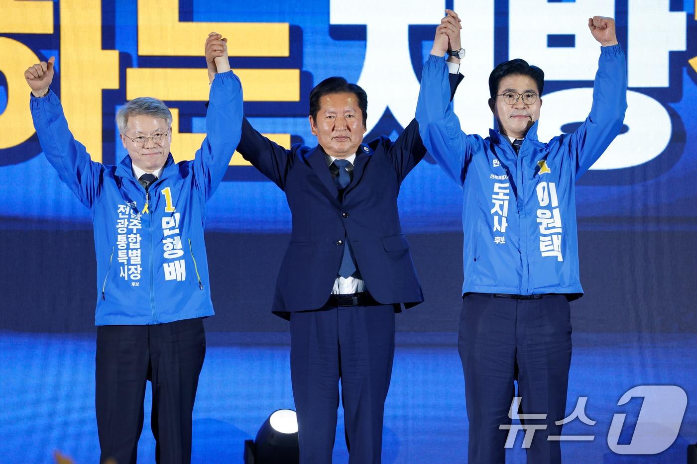 본문 이미지 - 정청래 더불어민주당 대표가 12일 전남 강진 제2실내체육관에서 열린 제9회 전국동시지방선거 더불어민주당 전남광주전북 공천자대회에서 민형배 전남광주특별시장 후보, 이원택 전북특별자치도지사 후보에게 공천장을 수여하고 기념촬영을 하고 있다. 2026.5.12 ⓒ 뉴스1 김태성 기자