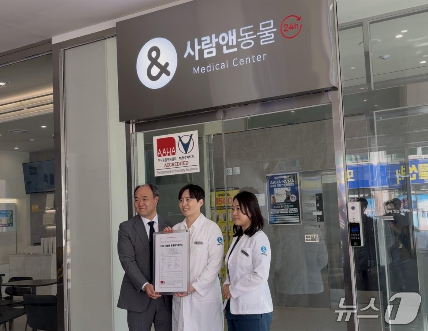 본문 이미지 - 왼쪽부터 우연철 대한수의사회 회장, 24시사람앤동물메디컬센터 유창범 대표원장, 곽정민 영상원장(동물병원 제공) ⓒ 뉴스1