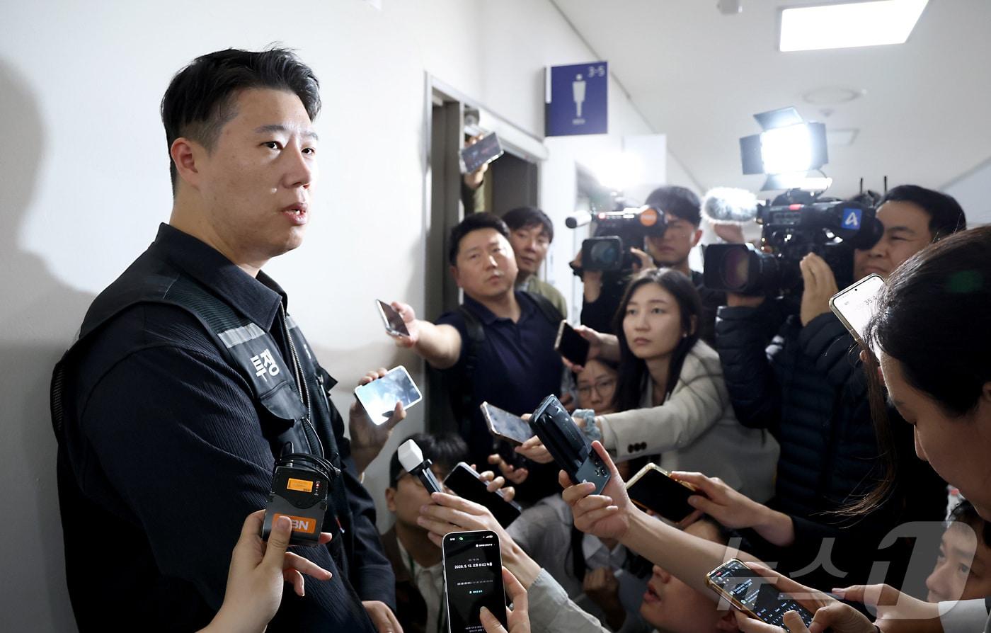본문 이미지 - 최승호 초기업노동조합 삼성전자 지부 위원장이 12일 세종시 정부세종청사 중앙노동위원회 제1조정회의실에서 열린 사후조정회의 중 취재진에게 협상 과정을 설명하고 있다. 2026.5.12 ⓒ 뉴스1 김기남 기자