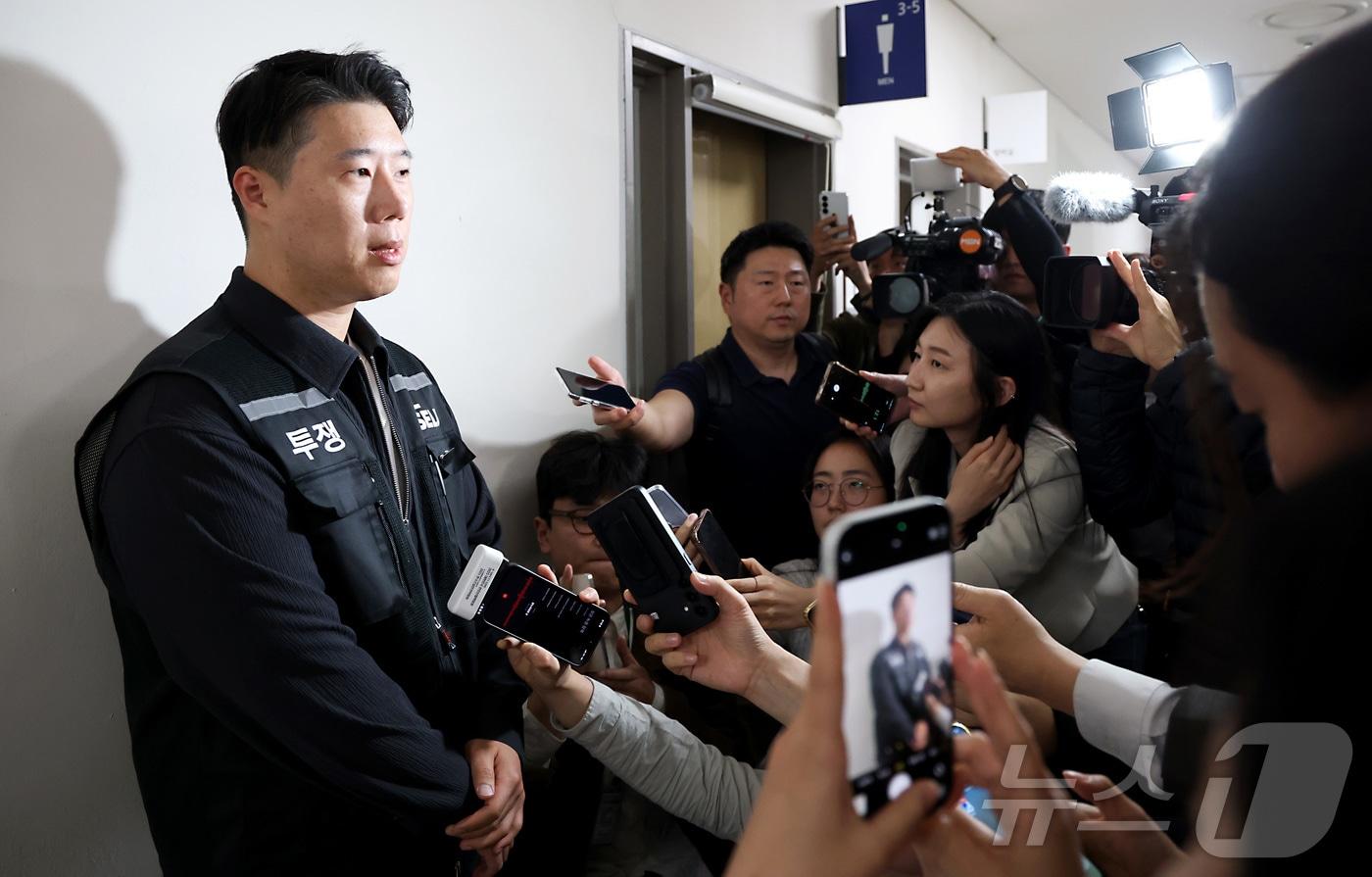 본문 이미지 - 최승호 초기업노동조합 삼성전자 지부 위원장이 12일 오후 세종시 정부세종청사 중앙노동위원회 제1조정회의실에서 열린 사후조정회의 진행 과정을 취재진에게 설명하고 있다. 2026.5.12 ⓒ 뉴스1 김기남 기자