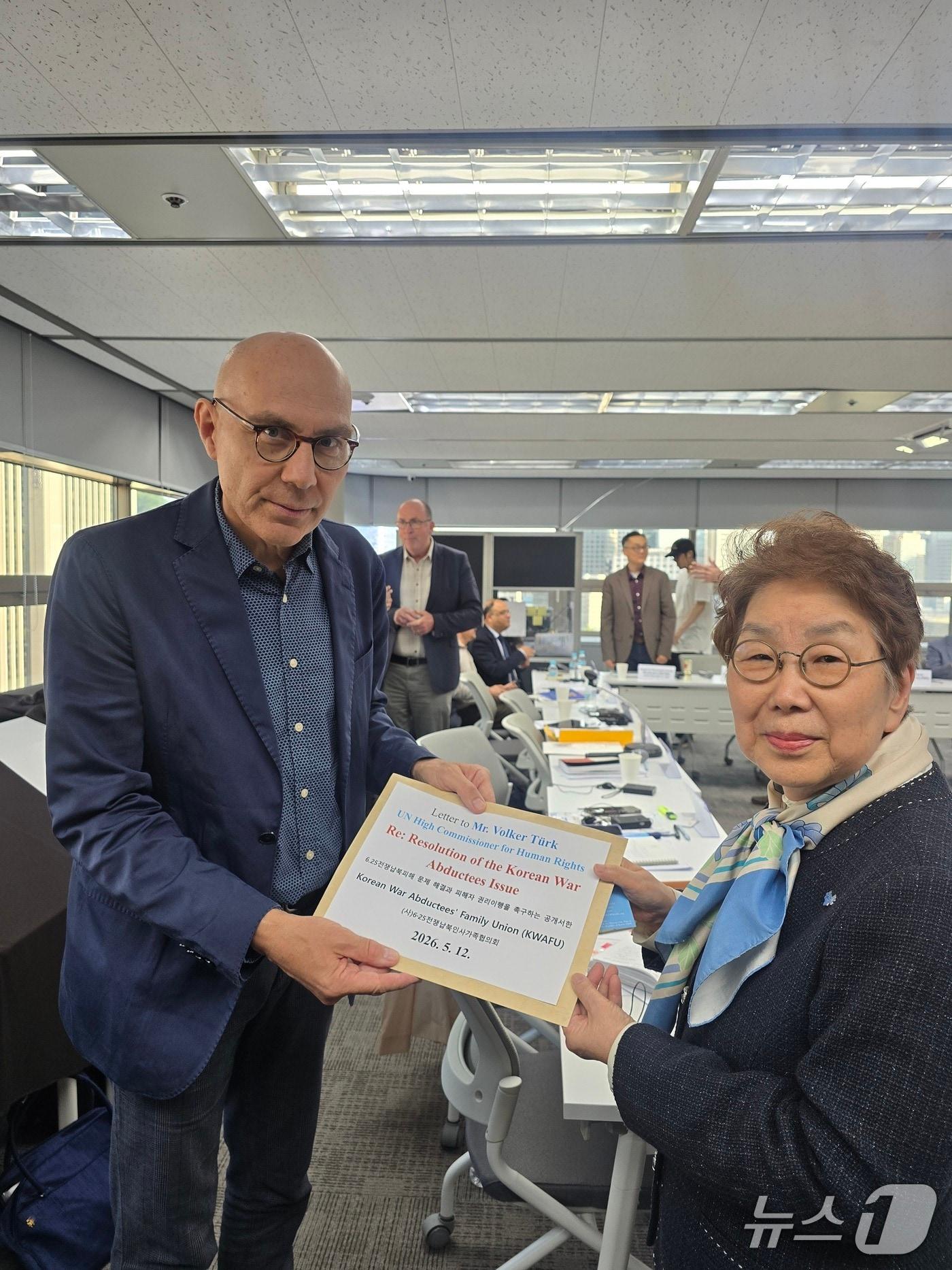 본문 이미지 -  손명화 국군포로가족회 대표가 볼커 튀르크 유엔 인권최고대표에게 국군포로 문제 해결과 북한 인권 문제 대응을 촉구하는 발언문을 발표했다. 2026.05.12. (국군포로가족회 제공)