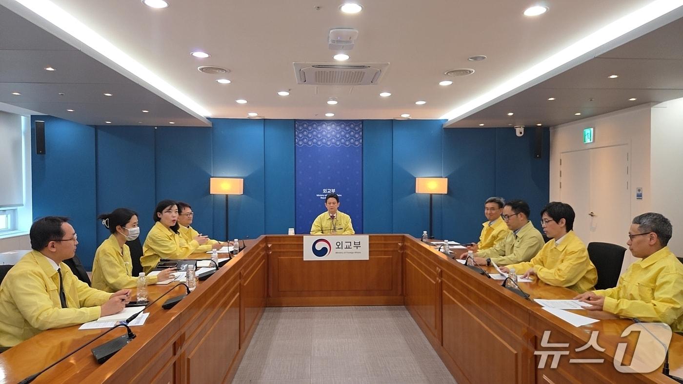 본문 이미지 -  임상우 재외국민보호·영사 담당 정부대표가 12일 외교부에서 홍해·아덴만 해역 우리 선박 및 선원 안전 확보를 위한 관계부처-공관 합동 상황점검회의를 주재하고 있다. 2026.05.12. (외교부 제공)