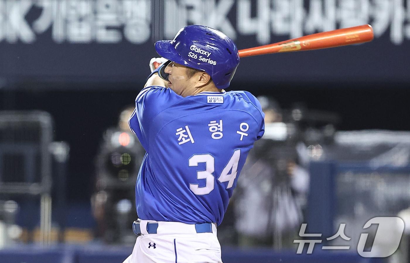 본문 이미지 - 12일 오후 서울 송파구 잠실야구장에서 열린 프로야구 '2026 신한은행 SOL KBO리그' 삼성 라이온즈와 LG 트윈스의 경기, 6회초 2사 주자없는 상황에서 삼성 최형우가 2루타를 치고 있다. 2026.5.12 ⓒ 뉴스1 김도우 기자