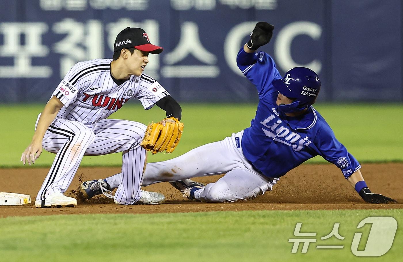 본문 이미지 - 12일 오후 서울 송파구 잠실야구장에서 열린 프로야구 '2026 신한은행 SOL KBO리그' 삼성 라이온즈와 LG 트윈스의 경기, 7회초 2사 1루 상황에서 1루 주자 삼성 박승규가 도루에 성공하고 있다. 2026.5.12 ⓒ 뉴스1 김도우 기자