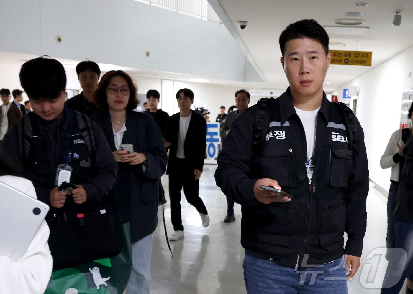 본문 이미지 - 최승호 초기업노조 삼성전자지부 위원장과 교섭대표들이 13일 새벽 세종시 정부세종청사 중앙노동위원회에서 열린 사후조정 회의가 최종 결렬되자 협상장을 떠나고 있다. 2026.5.13 ⓒ 뉴스1 김기남 기자