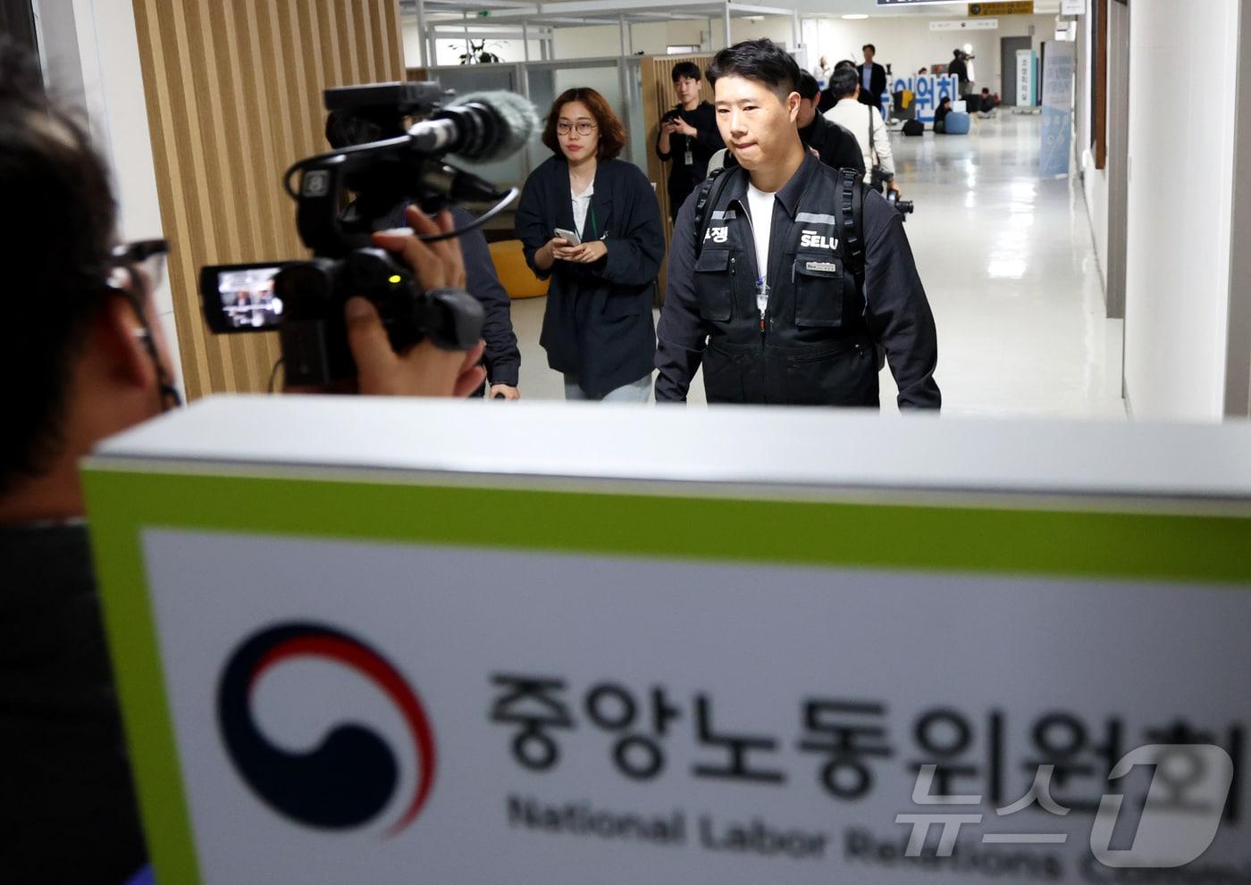 본문 이미지 - 최승호 초기업노조 삼성전자지부 위원장이 13일 새벽 세종시 정부세종청사 중앙노동위원회에서 열린 사후조정 회의가 최종 결렬되며 협상장을 떠나고 있다. 2026.5.13 ⓒ 뉴스1 김기남 기자