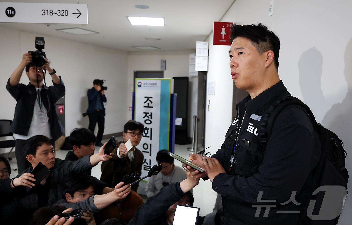 본문 이미지 - 최승호 초기업노조 삼성전자지부 위원장이 13일 새벽 세종시 정부세종청사 중앙노동위원회에서 열린 사후조정 회의가 최종 결렬되자 협상장을 떠나기에 앞서 입장을 밝히고 있다. 2026.5.13 ⓒ 뉴스1 김기남 기자