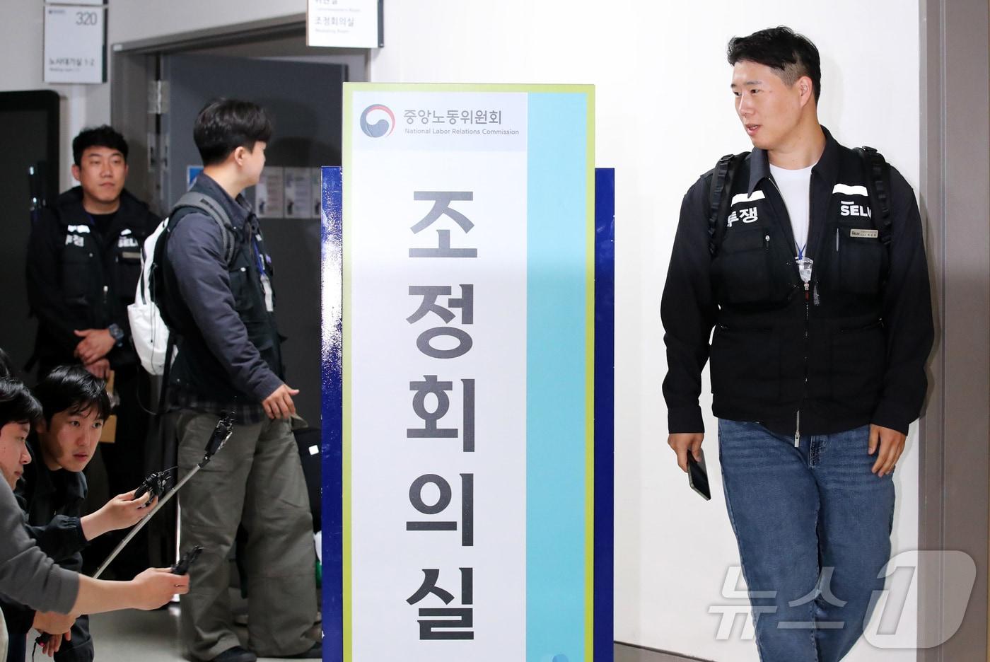본문 이미지 - 최승호 초기업노조 삼성전자지부 위원장과 교섭대표들이 13일 새벽 세종시 정부세종청사 중앙노동위원회에서 열린 사후조정 회의가 최종 결렬되며 협상장을 떠나고 있다. 2026.5.13 ⓒ 뉴스1 김기남 기자
