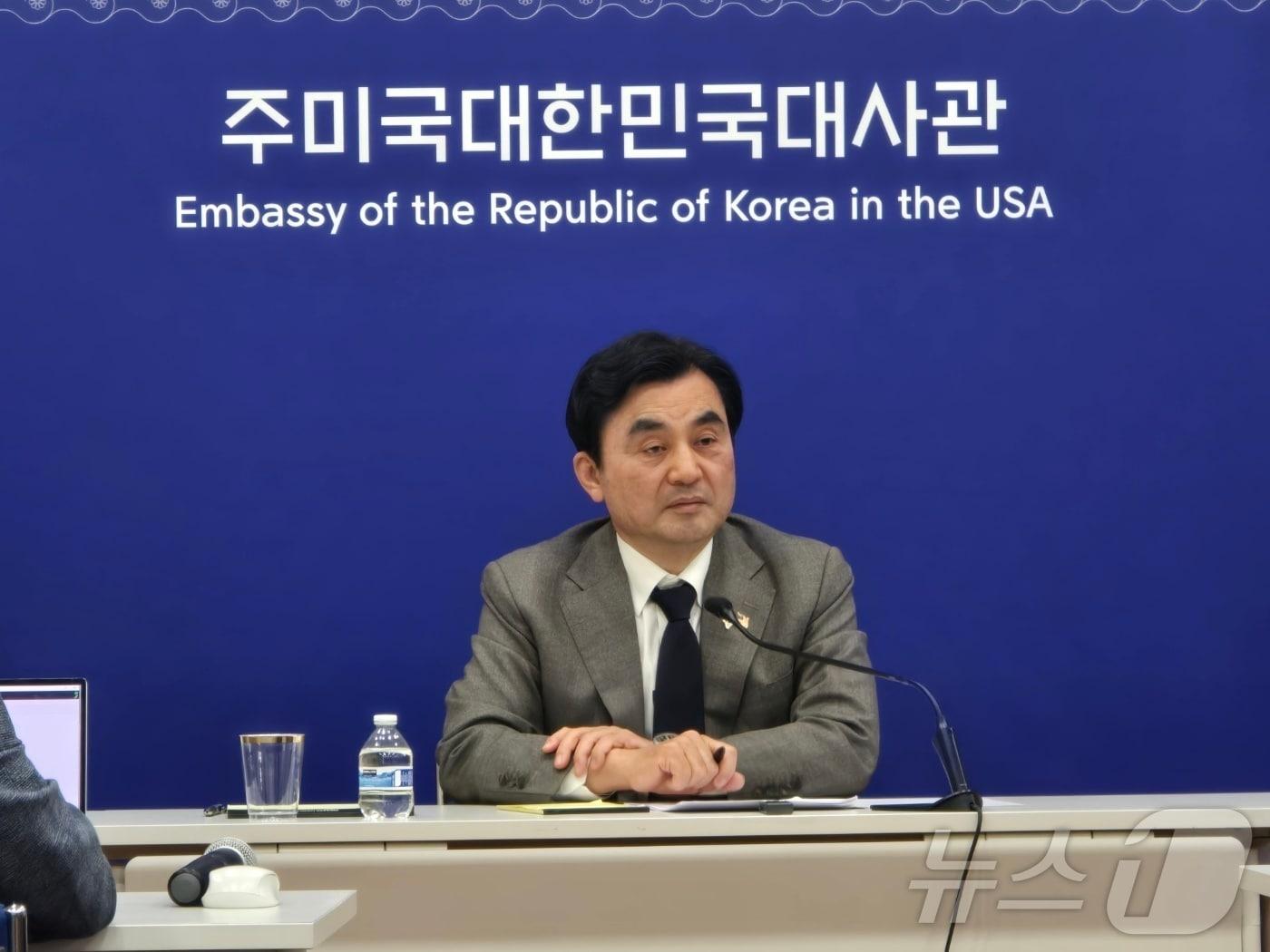 본문 이미지 - 안규백 국방부 장관이 12일(현지시간) 미국 워싱턴DC 주미대사관에서 열린 한국 특파원단과 기자 간담회에서 질문에 답하고 있다. 2026.05.12. ⓒ 뉴스1 류정민 특파원