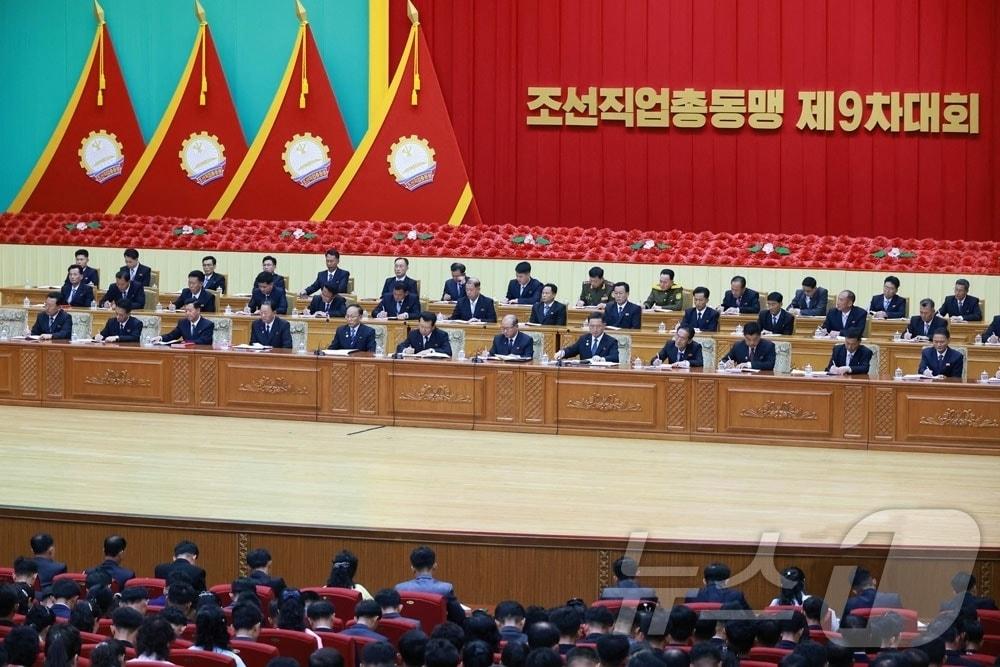 본문 이미지 - (평양 노동신문=뉴스1) = 북한 노동당 기관지 노동신문은 13일 조선직업총동맹 9차 대회가 11일과 12일 수도 평양에서 진행됐다고 보도했다. 김재룡·리일환·주창일 당 비서, 김덕훈 내각 제1부총리 등이 참석했다. [국내에서만 사용가능. 재배포 금지. DB 금지. For Use Only in the Republic of Korea. Redistribution Prohibited] rodongphoto@news1.kr
