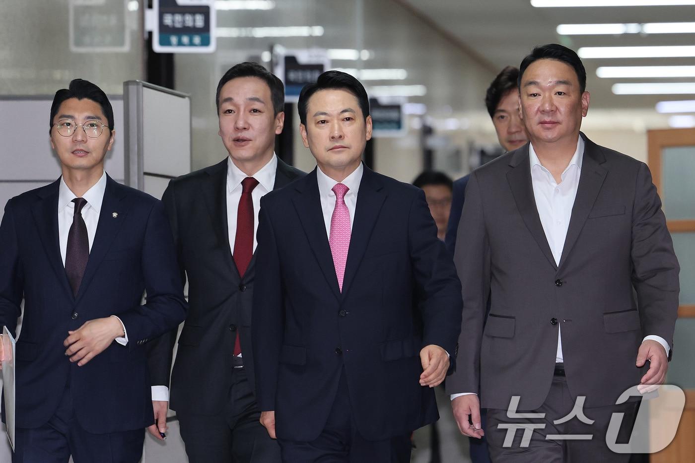 본문 이미지 - 장동혁 국민의힘 대표가 13일 서울 여의도 국회에서 열린 비공개 최고위원회의에 참석하고 있다. 이날 국민의힘 최고위는 장 대표의 2선 후퇴와 대통합 선대위 요구가 받아들여지지 않는다면 후보 등록을 하지 않겠다고 한 주광덕 경기 남양주시장 예비후보에 대한 현안 논의를 할 것으로 보인다. 2026.5.13 ⓒ 뉴스1 신웅수 기자