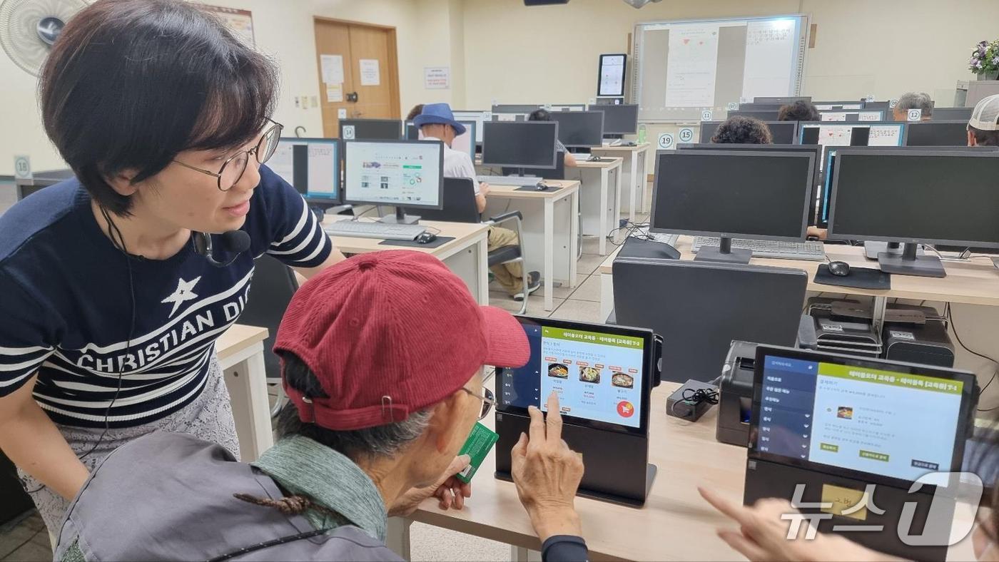 본문 이미지 - 테이블오더 키오스크 모의 체험.(강남구 제공)
