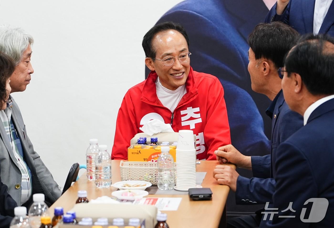 본문 이미지 - 추경호 국민의힘 대구시장 예비후보가 대구시 신청사 건립과 관련해 "대구의 동·서 균형 발전과 달서구의 미래가 달린 핵심사업"이라며 정상 추진을 약속했다. 사진은 추 후보가 12일 '신청사로세우기 추진위'와 간담회를 하는 모습. (추경호 예비후보 캠프 제공. 재판매 및 DB 금지) 2026.5.12/뉴스