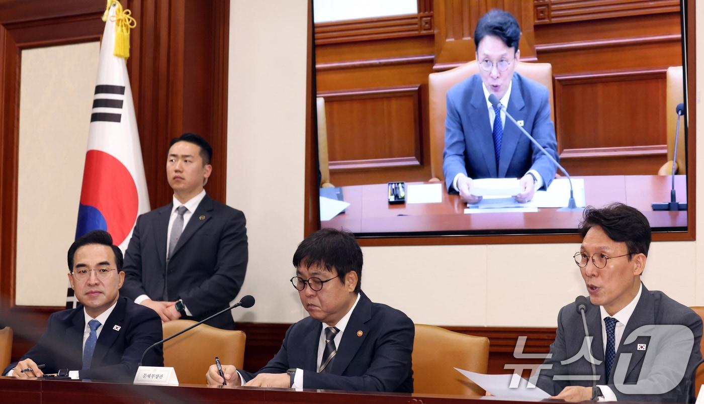 본문 이미지 - 김민석 국무총리가 13일 오전 서울 종로구 세종대로 정부서울청사에서 열린 비상경제본부회의에서 모두 발언을 하고 있다. 2026.5.13 ⓒ 뉴스1 김명섭 기자