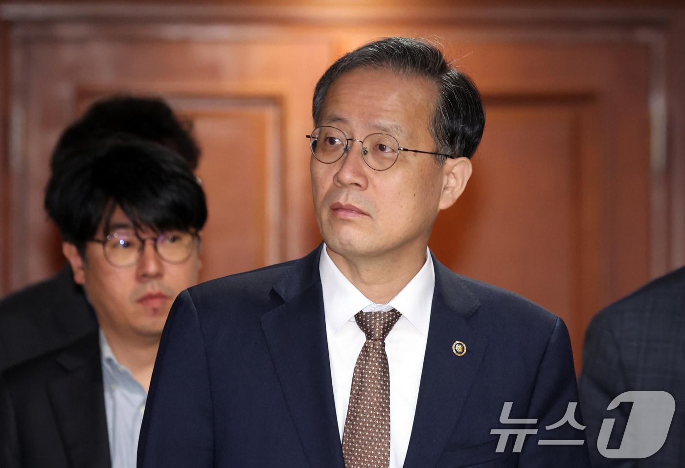 본문 이미지 - 이형일 재정경제부 1차괸이 13일 오전 서울 종로구 세종대로 정부서울청사에서 열린 비상경제본부회의에 참석하고 있다. 2026.5.13 ⓒ 뉴스1 김명섭 기자