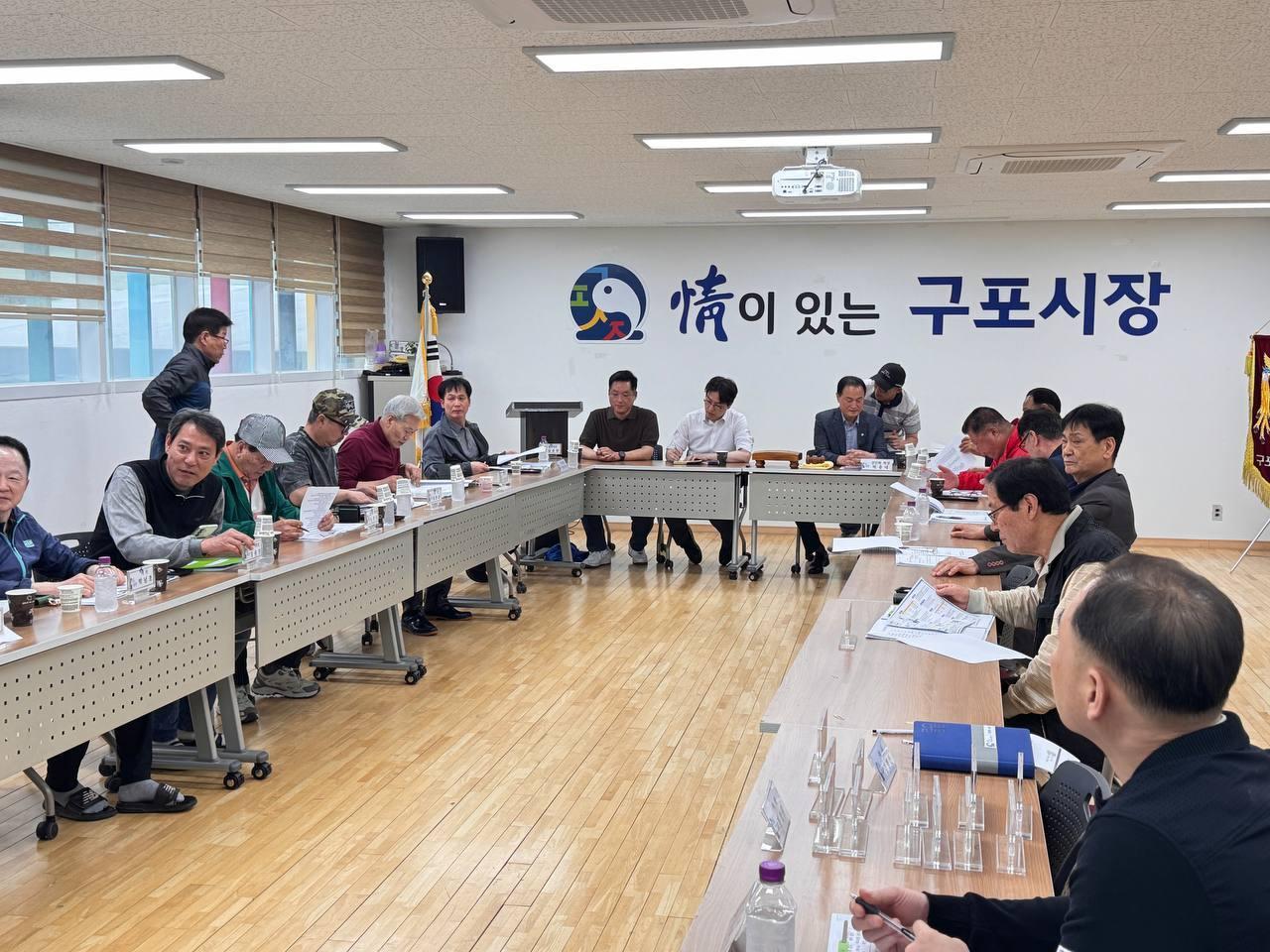 본문 이미지 - 하정우 더불어민주당 부산 북구갑 후보는 12일 구포시장에서 상인회 관계자들을 만나 현안을 청취했다. (하 후보 캠프 제공. 재판매 및 DB금지)