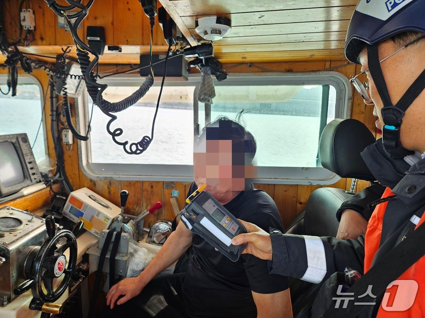 본문 이미지 - 음주운항 단속 현장. (해양경찰청 제공/뉴스1)