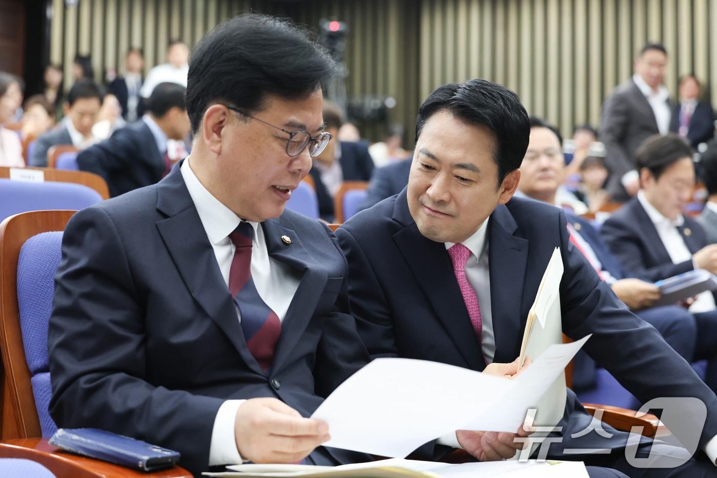 본문 이미지 - 장동혁 국민의힘 대표와 송언석 원내대표가 13일 서울 여의도 국회에서 열린 제22대 국회 후반기 국회부의장 후보자 선출 의원총회에서 자료를 살펴보고 있다. 2026.5.13 ⓒ 뉴스1 신웅수 기자